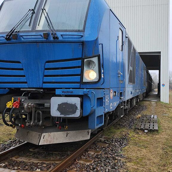 uhlhorn-spezialtransporte-vectron-lokomotive Uhlhorn Spezialtransporte: blaue Vectron-Lokomotive am Gleisanschluss, Schienentransport, Güterlogistik per Bahn.